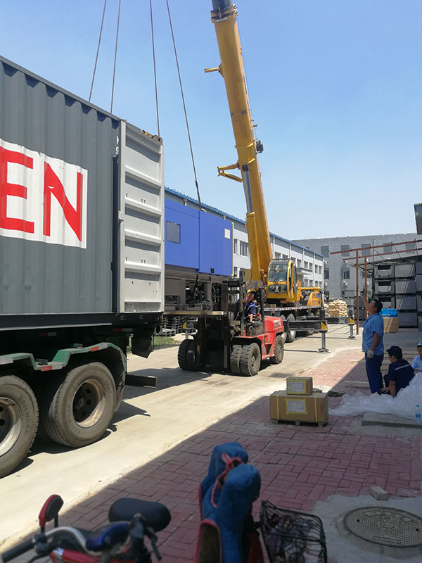 精密設備掏箱就位